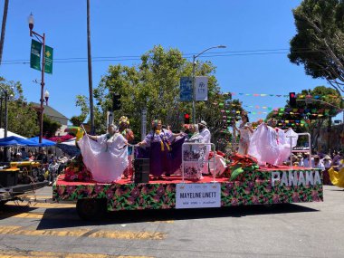 Mission Bölgesi 'ndeki 44. Yıllık Karnaval Büyük Geçidi' nin kimliği belirsiz katılımcıları. - San Francisco, Kaliforniya, ABD - 29 Mayıs 2022