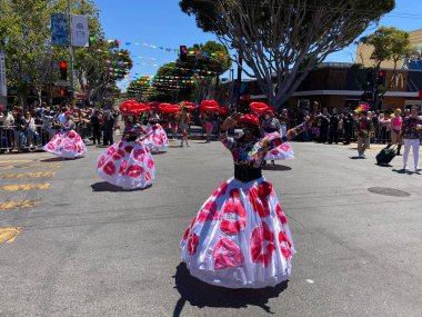 Mission Bölgesi 'ndeki 44. Yıllık Karnaval Büyük Geçidi' nin kimliği belirsiz katılımcıları. - San Francisco, Kaliforniya, ABD - 29 Mayıs 2022