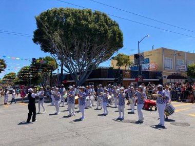 Mission Bölgesi 'ndeki 44. Yıllık Karnaval Büyük Geçidi' nin kimliği belirsiz katılımcıları. - San Francisco, Kaliforniya, ABD - 29 Mayıs 2022