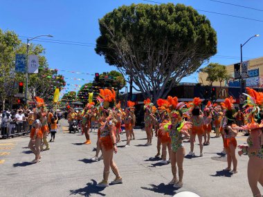 Mission Bölgesi 'ndeki 44. Yıllık Karnaval Büyük Geçidi' nin kimliği belirsiz katılımcıları. - San Francisco, Kaliforniya, ABD - 29 Mayıs 2022