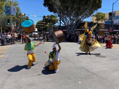 Mission Bölgesi 'ndeki 44. Yıllık Karnaval Büyük Geçidi' nin kimliği belirsiz katılımcıları. - San Francisco, Kaliforniya, ABD - 29 Mayıs 2022