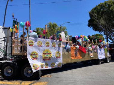 Mission Bölgesi 'ndeki 44. Yıllık Karnaval Büyük Geçidi' nin kimliği belirsiz katılımcıları. - San Francisco, Kaliforniya, ABD - 29 Mayıs 2022