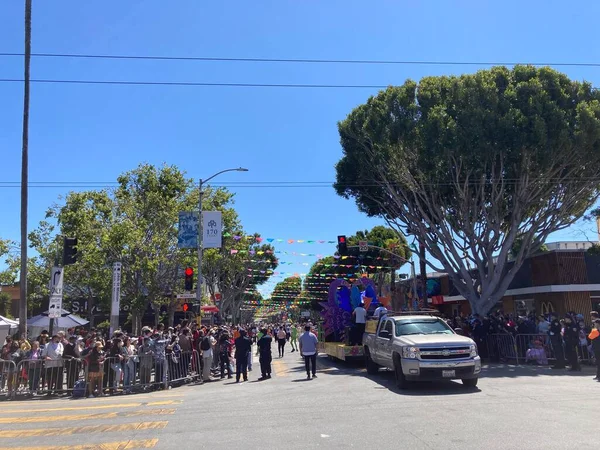 Mission Bölgesi 'ndeki 44. Yıllık Karnaval Büyük Geçidi' nin kimliği belirsiz katılımcıları. - San Francisco, Kaliforniya, ABD - 29 Mayıs 2022