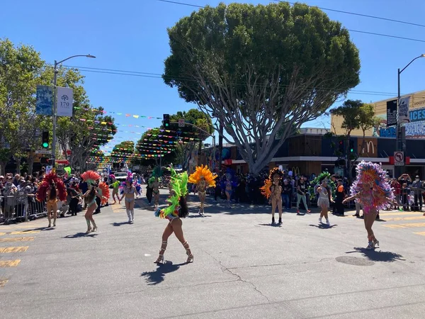 Mission Bölgesi 'ndeki 44. Yıllık Karnaval Büyük Geçidi' nin kimliği belirsiz katılımcıları. - San Francisco, Kaliforniya, ABD - 29 Mayıs 2022