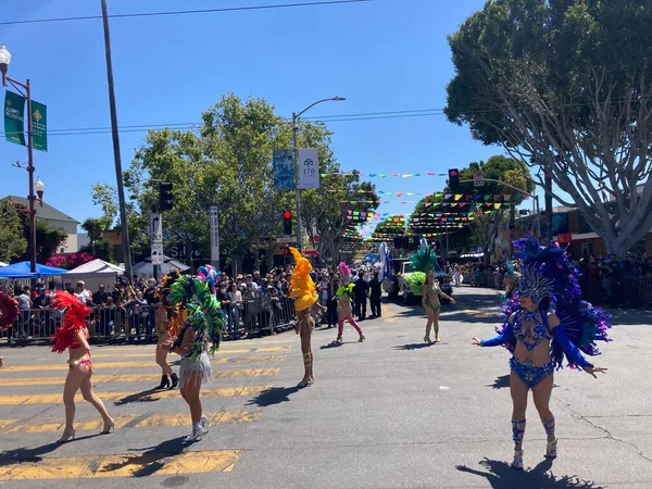 Mission Bölgesi 'ndeki 44. Yıllık Karnaval Büyük Geçidi' nin kimliği belirsiz katılımcıları. - San Francisco, Kaliforniya, ABD - 29 Mayıs 2022