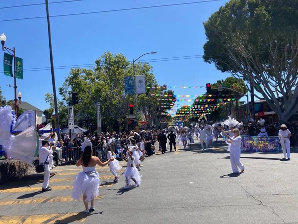 Mission Bölgesi 'ndeki 44. Yıllık Karnaval Büyük Geçidi' nin kimliği belirsiz katılımcıları. - San Francisco, Kaliforniya, ABD - 29 Mayıs 2022