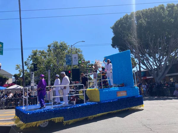 Mission Bölgesi 'ndeki 44. Yıllık Karnaval Büyük Geçidi' nin kimliği belirsiz katılımcıları. - San Francisco, Kaliforniya, ABD - 29 Mayıs 2022