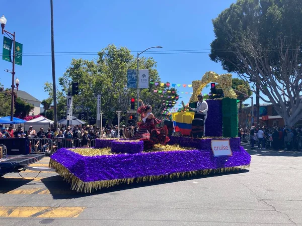 Mission Bölgesi 'ndeki 44. Yıllık Karnaval Büyük Geçidi' nin kimliği belirsiz katılımcıları. - San Francisco, Kaliforniya, ABD - 29 Mayıs 2022