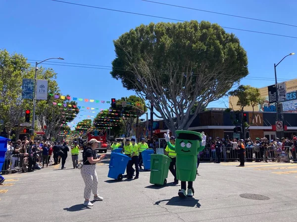 Mission Bölgesi 'ndeki 44. Yıllık Karnaval Büyük Geçidi' nin kimliği belirsiz katılımcıları. - San Francisco, Kaliforniya, ABD - 29 Mayıs 2022