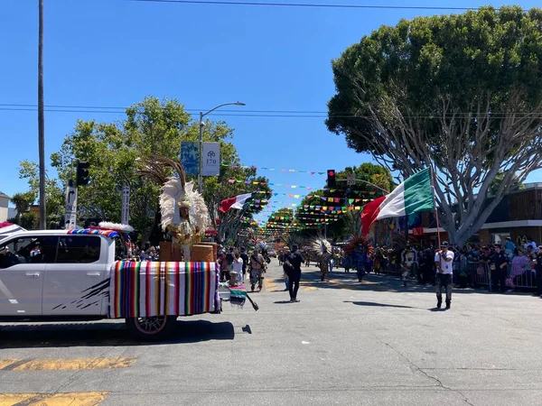 Mission Bölgesi 'ndeki 44. Yıllık Karnaval Büyük Geçidi' nin kimliği belirsiz katılımcıları. - San Francisco, Kaliforniya, ABD - 29 Mayıs 2022