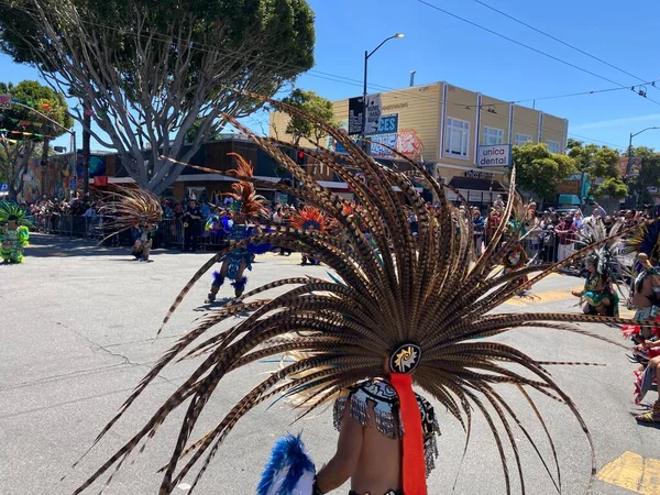 Mission Bölgesi 'ndeki 44. Yıllık Karnaval Büyük Geçidi' nin kimliği belirsiz katılımcıları. - San Francisco, Kaliforniya, ABD - 29 Mayıs 2022