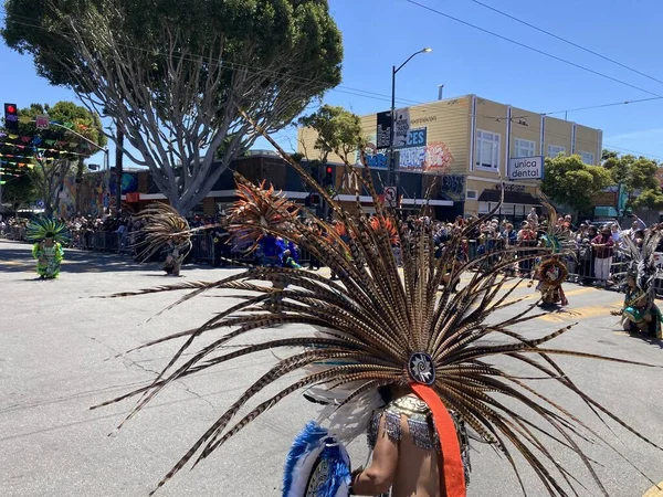 Mission Bölgesi 'ndeki 44. Yıllık Karnaval Büyük Geçidi' nin kimliği belirsiz katılımcıları. - San Francisco, Kaliforniya, ABD - 29 Mayıs 2022