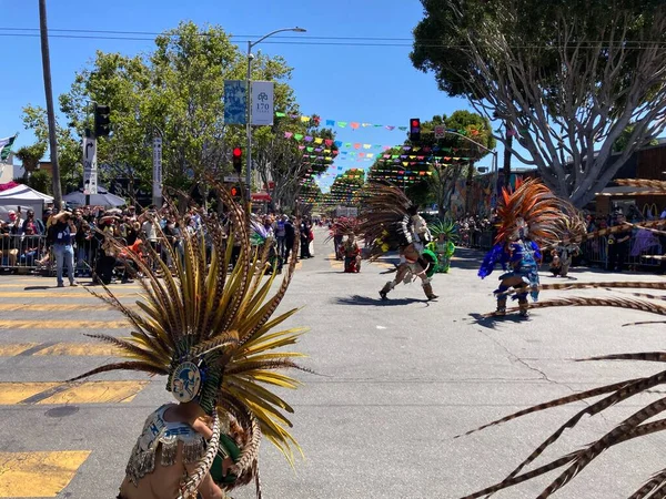 Неизвестные Участники Ежегодного Карнавального Парада Районе Миссии Сан Франциско Калифорния — стоковое фото