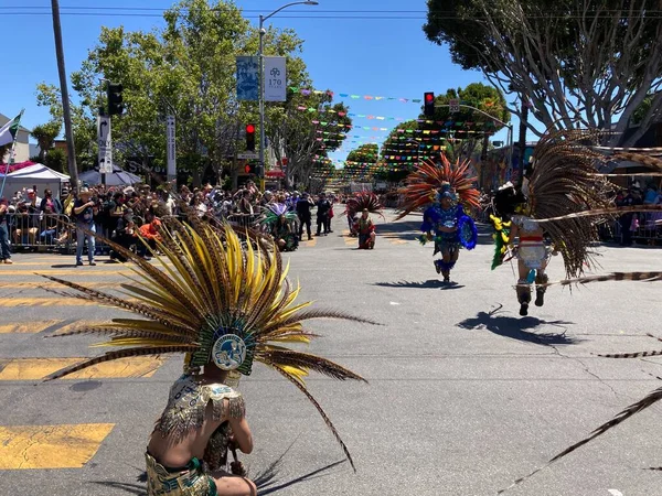 Mission Bölgesi 'ndeki 44. Yıllık Karnaval Büyük Geçidi' nin kimliği belirsiz katılımcıları. - San Francisco, Kaliforniya, ABD - 29 Mayıs 2022