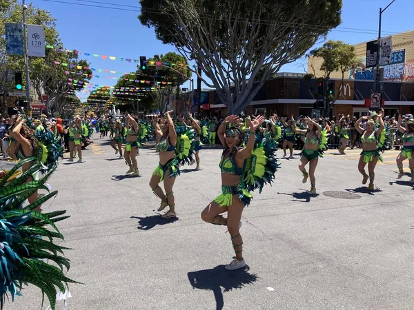 Mission Bölgesi 'ndeki 44. Yıllık Karnaval Büyük Geçidi' nin kimliği belirsiz katılımcıları. - San Francisco, Kaliforniya, ABD - 29 Mayıs 2022