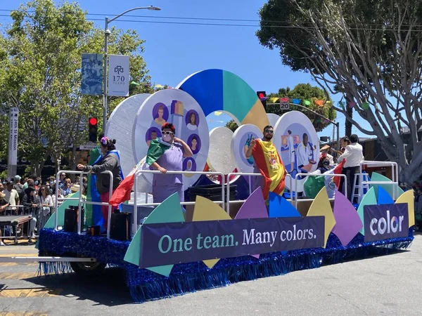 Mission Bölgesi 'ndeki 44. Yıllık Karnaval Büyük Geçidi' nin kimliği belirsiz katılımcıları. - San Francisco, Kaliforniya, ABD - 29 Mayıs 2022