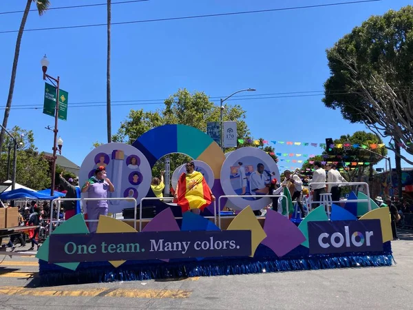 Mission Bölgesi 'ndeki 44. Yıllık Karnaval Büyük Geçidi' nin kimliği belirsiz katılımcıları. - San Francisco, Kaliforniya, ABD - 29 Mayıs 2022