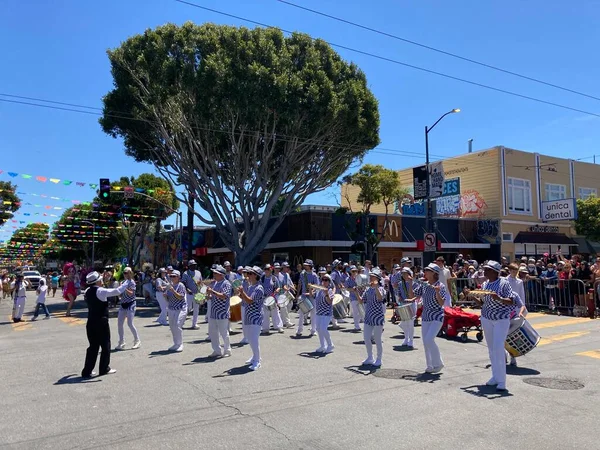 Mission Bölgesi 'ndeki 44. Yıllık Karnaval Büyük Geçidi' nin kimliği belirsiz katılımcıları. - San Francisco, Kaliforniya, ABD - 29 Mayıs 2022