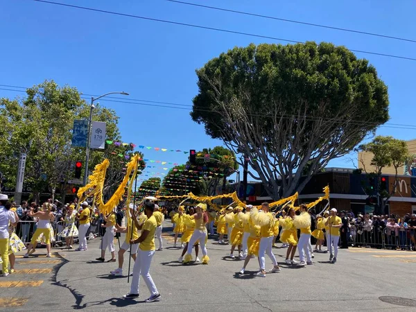 Mission Bölgesi 'ndeki 44. Yıllık Karnaval Büyük Geçidi' nin kimliği belirsiz katılımcıları. - San Francisco, Kaliforniya, ABD - 29 Mayıs 2022
