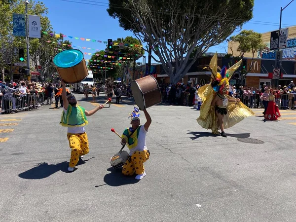 Mission Bölgesi 'ndeki 44. Yıllık Karnaval Büyük Geçidi' nin kimliği belirsiz katılımcıları. - San Francisco, Kaliforniya, ABD - 29 Mayıs 2022
