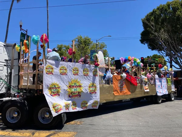 Mission Bölgesi 'ndeki 44. Yıllık Karnaval Büyük Geçidi' nin kimliği belirsiz katılımcıları. - San Francisco, Kaliforniya, ABD - 29 Mayıs 2022