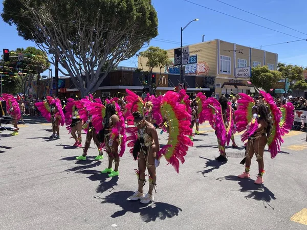 Mission Bölgesi 'ndeki 44. Yıllık Karnaval Büyük Geçidi' nin kimliği belirsiz katılımcıları. - San Francisco, Kaliforniya, ABD - 29 Mayıs 2022