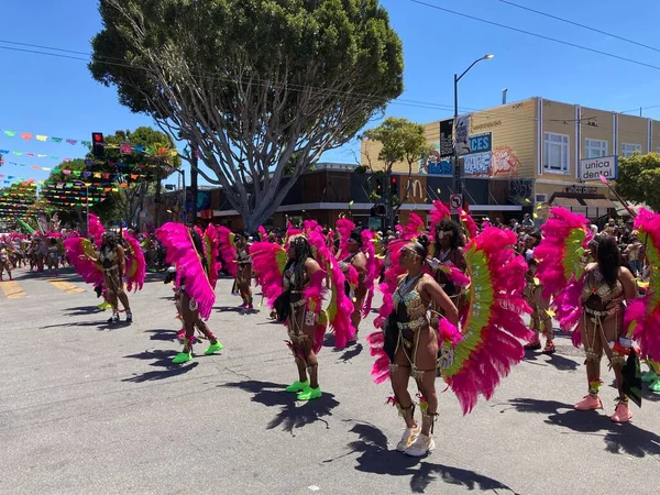 Mission Bölgesi 'ndeki 44. Yıllık Karnaval Büyük Geçidi' nin kimliği belirsiz katılımcıları. - San Francisco, Kaliforniya, ABD - 29 Mayıs 2022