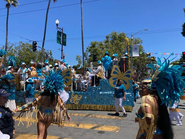 Mission Bölgesi 'ndeki 44. Yıllık Karnaval Büyük Geçidi' nin kimliği belirsiz katılımcıları. - San Francisco, Kaliforniya, ABD - 29 Mayıs 2022