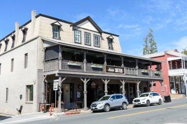 Ana caddedeki Sutter Oteli, 49. Eski Yol, tarihi Sutter Creek şehir merkezinde. - Sutter Creek, Kaliforniya, ABD - Nisan, 2022