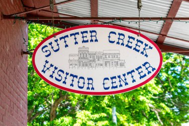 Sutter Creek şehir merkezindeki ziyaretçi merkezi tabelası. - Sutter Creek, Kaliforniya, ABD - Nisan, 2022