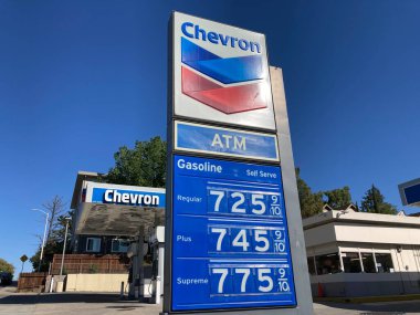 Benzin fiyatları yüksek. Sembol benzin istasyonu normal benzini galonu 7 dolardan fazla fiyata satıyor. California 'daki ortalama benzin fiyatları galon başına en fazla 6 dolar. - Menlo Park, Kaliforniya, ABD - Mayıs, 2022