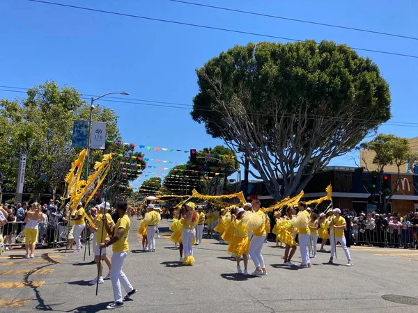 Misyon Bölgesi San Francisco, Kaliforniya, ABD 'de düzenlenen 44. Karnaval Büyük Geçit Töreni' nin kimliği belirsiz katılımcıları 29 Mayıs 2022