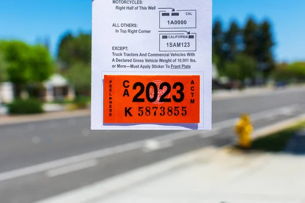 Dmv California Kayıt Etiketi 2023 Yenileme Tebligatına Iliştirilmiş Kapat Bulanık — Stok fotoğraf