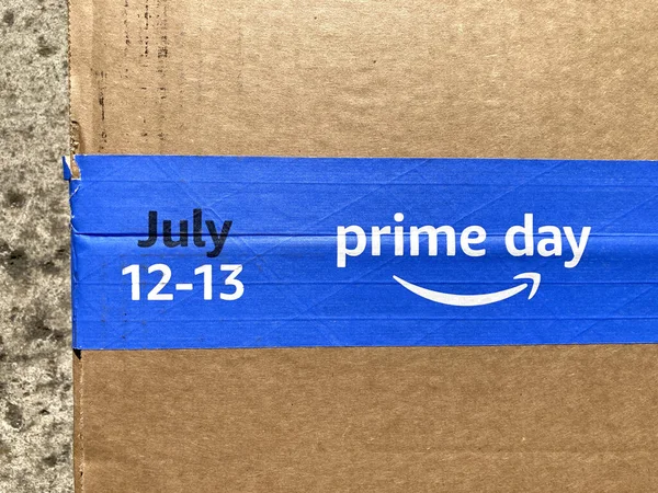 Amazon Prime Day Июля Картонная Коробка Рекламирует Ежегодное Событие Сделки — стоковое фото