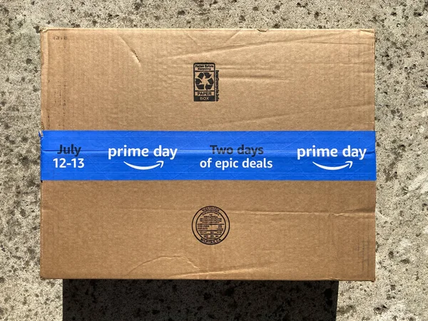 Amazon Prime Day Июля Картонная Коробка Рекламирует Ежегодное Событие Сделки Лицензионные Стоковые Изображения