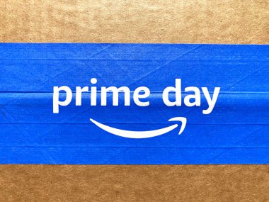 Amazon Prime Day tabelası, karton kutu reklamlarının mavi bantlı logosu sadece Amazon.com Prime üyeleri için yıllık anlaşma etkinliği. - Seattle, Washington, ABD - 2022