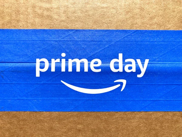 Amazon Prime Day Sinal Logotipo Fita Azul Caixa Papelão Anuncia Fotos De Bancos De Imagens