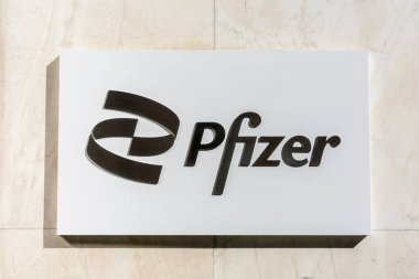 Pfizer imzası, Manhattan 'da 42. Cadde' deki ilaç ve biyoteknoloji şirketinin ön cephesinde logo. - New York, ABD, 2022