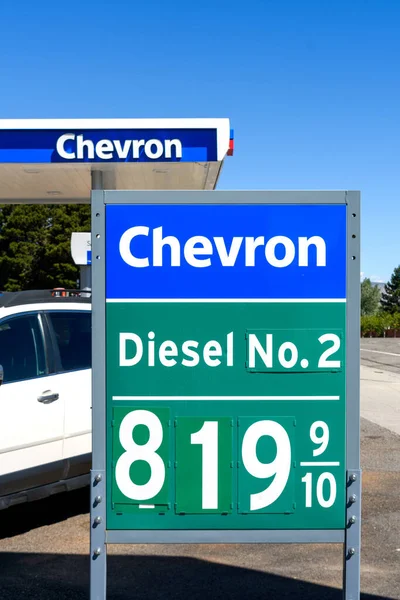 Znamení Ceny Benzínky Benzínová Pumpa Chevron Prodává Naftu Víc Než — Stock fotografie