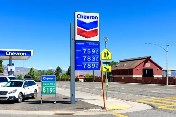 Prix Station Service Station Service Chevron Vend Essence Ordinaire Pour Image En Vente