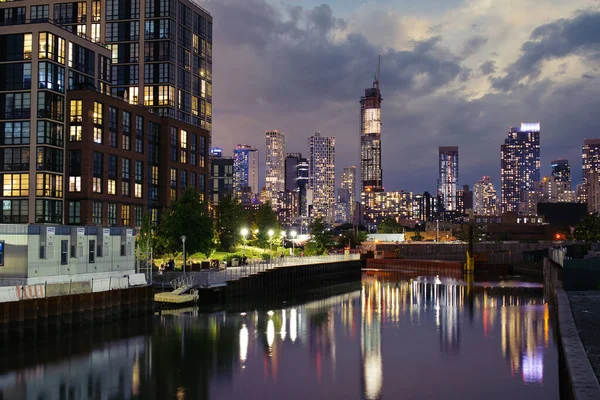 Gökdelen, Brooklyn şehir merkezinde güneş batarken Gowanus Kanalı 'ndan görülen kuleler.