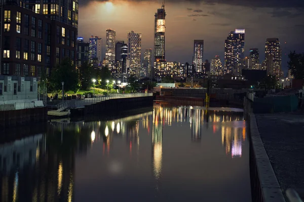 摩天大楼 位于布鲁克林市中心的塔楼 日落时从戈万纳斯运河看到 — 图库照片
