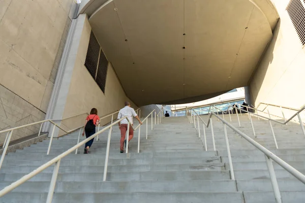 Subiendo Las Escaleras Fuera Edificio Escalones Hormigón Con Barandilla Metálica —  Fotos de Stock