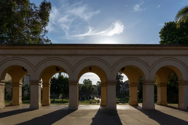 旧式建筑拱门作为西班牙古老的文化建筑 位于加州圣地亚哥巴尔博亚公园 — 图库照片