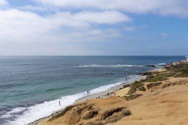 Pasifik Okyanusu 'nun sahil ve yamaçlı manzarası. Torrey Pines Eyaleti Doğal Rezerv ve Eyalet Parkı La Jolla San Diego California