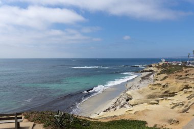 Pasifik Okyanusu 'nun sahil ve yamaçlı manzarası. Torrey Pines Eyaleti Doğal Rezerv ve Eyalet Parkı La Jolla San Diego California