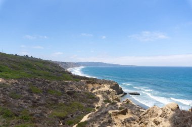 Pasifik Okyanusu 'nun sahil ve yamaçlı manzarası. Torrey Pines Eyaleti Doğal Rezerv ve Eyalet Parkı La Jolla San Diego California