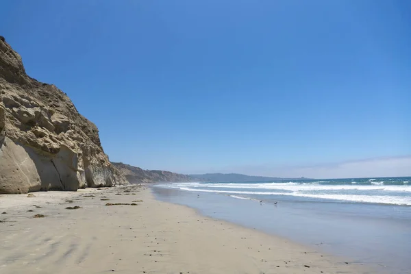 Pasifik Okyanusu 'nun sahil ve yamaçlı manzarası. Torrey Pines Eyaleti Doğal Rezerv ve Eyalet Parkı La Jolla San Diego California