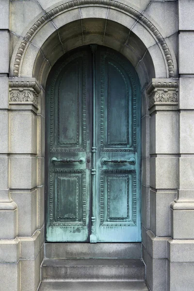 Alte Bogenförmige Kristalleiserne Tür Einem Grab Mit Ornamenten Tür Mit — Stockfoto