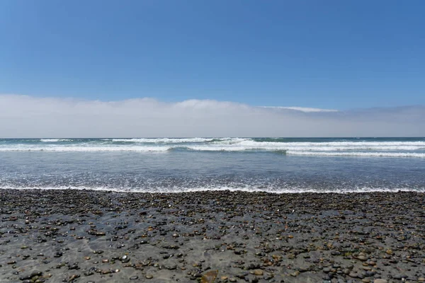 Розмитий Вид Мокрих Камінців Березі Мирним Океаном — стокове фото